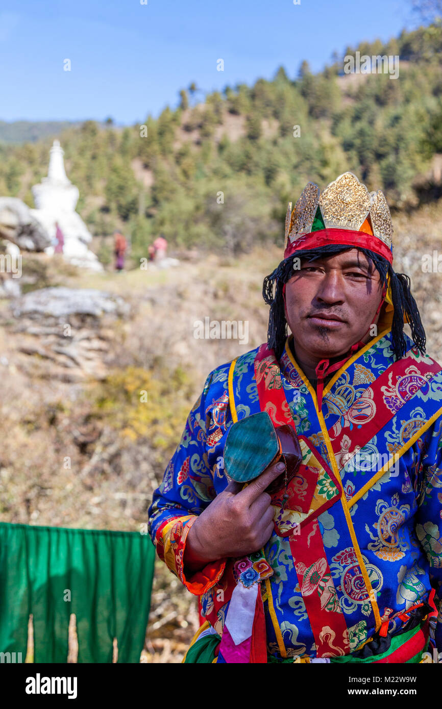 Prakhar Lhakhang, Bumthang, Bhutan. Mann in den zeremoniellen Kleid Vorbereitung der König zu begrüßen. Stockfoto