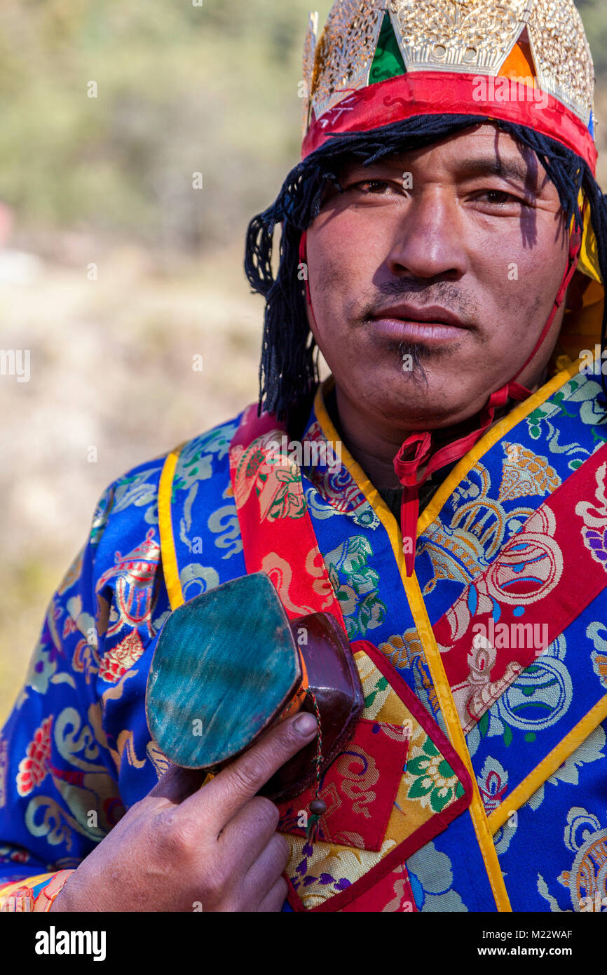 Prakhar Lhakhang, Bumthang, Bhutan. Mann in den zeremoniellen Kleid Vorbereitung der König zu begrüßen. Stockfoto