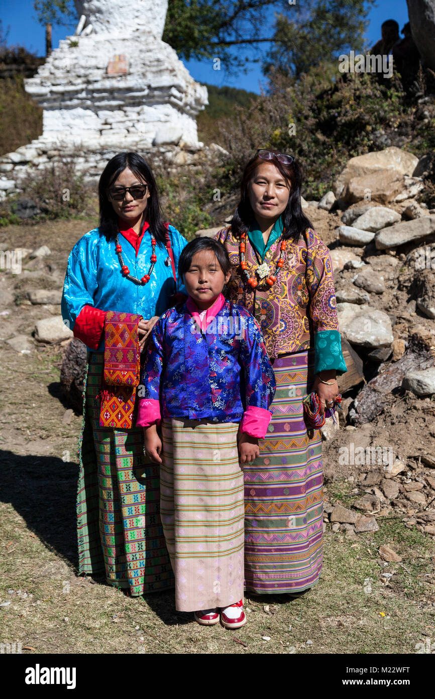 Prakhar Lhakhang, Bumthang, Bhutan. Bhutanesische Frauen und Jugend Mädchen in traditioneller Kleidung. Stockfoto