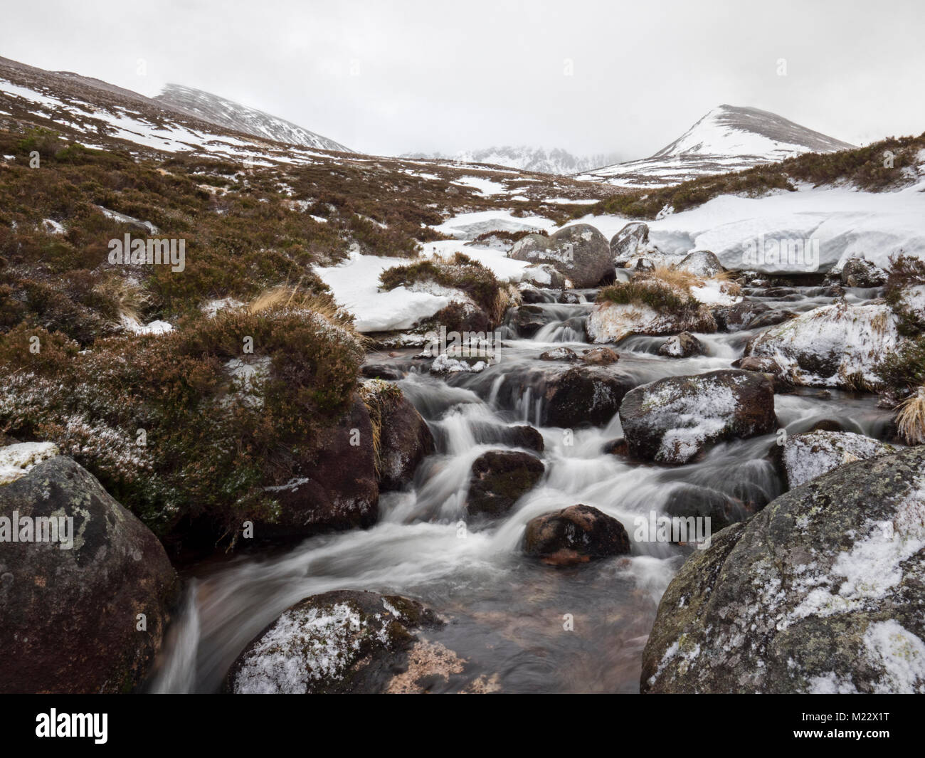 Gletscherbach tumbling down aus dem Cairngorm Plateau, Cairngorms National Park, Highlands, Schottland, winter Stockfoto