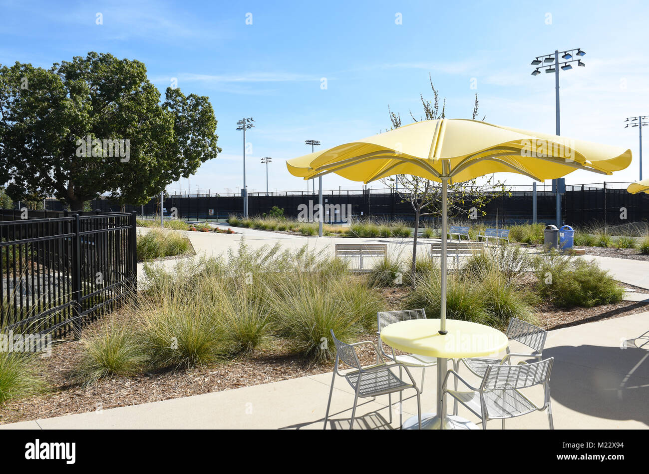 IRVINE, Kalifornien - Februar 2, 2018: Tennisanlage in den großen Park. Der Komplex verfügt über 25 beleuchtete Tennisplätze. Stockfoto
