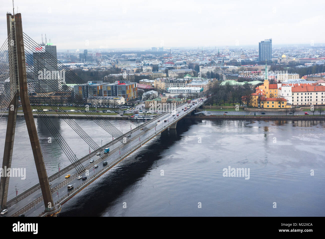 15.11.2017. RIGA, Lettland. Die vansu Brücke und Rigaer Schloss auf der rechten Seite. Stockfoto