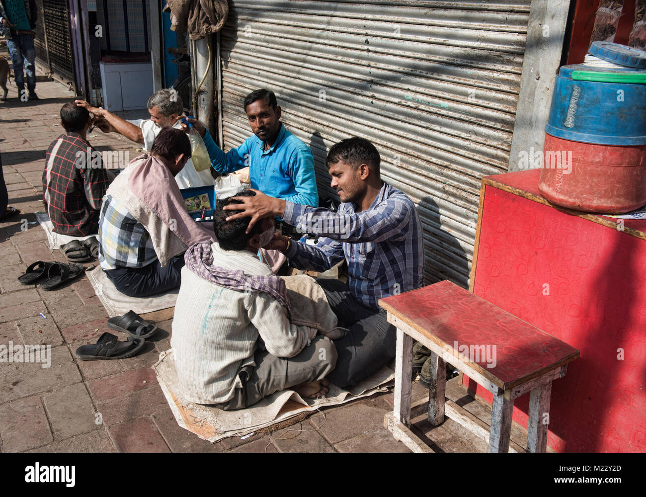 Straße Friseure in der khari Baoli Spice Market, Old Delhi, Indien Stockfoto