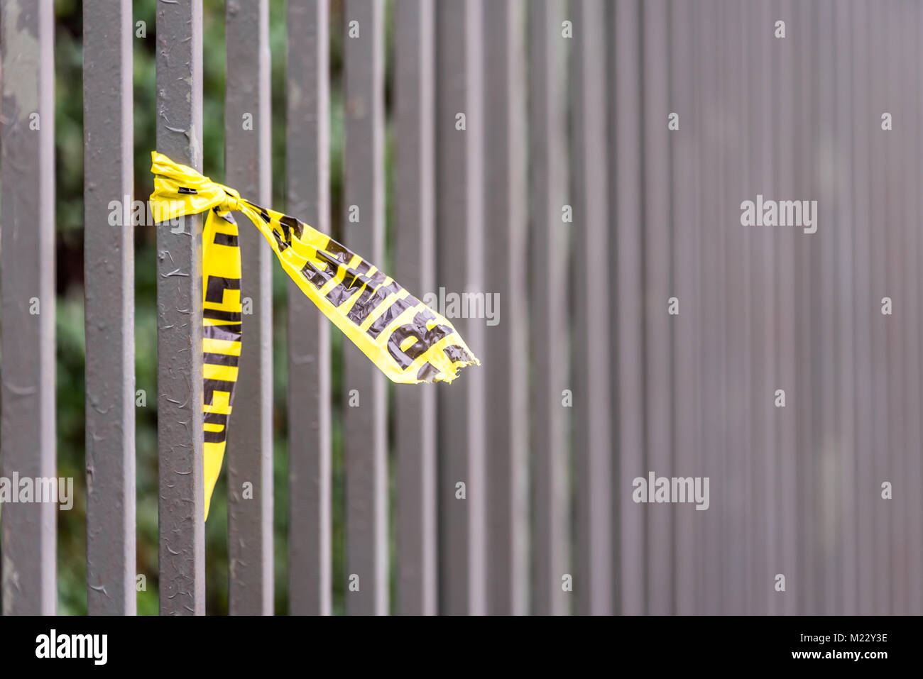 Tatort Grenze band Ruhe gelassen auf Zaun in Großbritannien Stockfoto