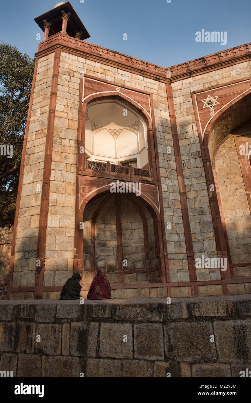 Paar fallenden Frauen an Humayum's Grabmal, Delhi, Indien Stockfoto