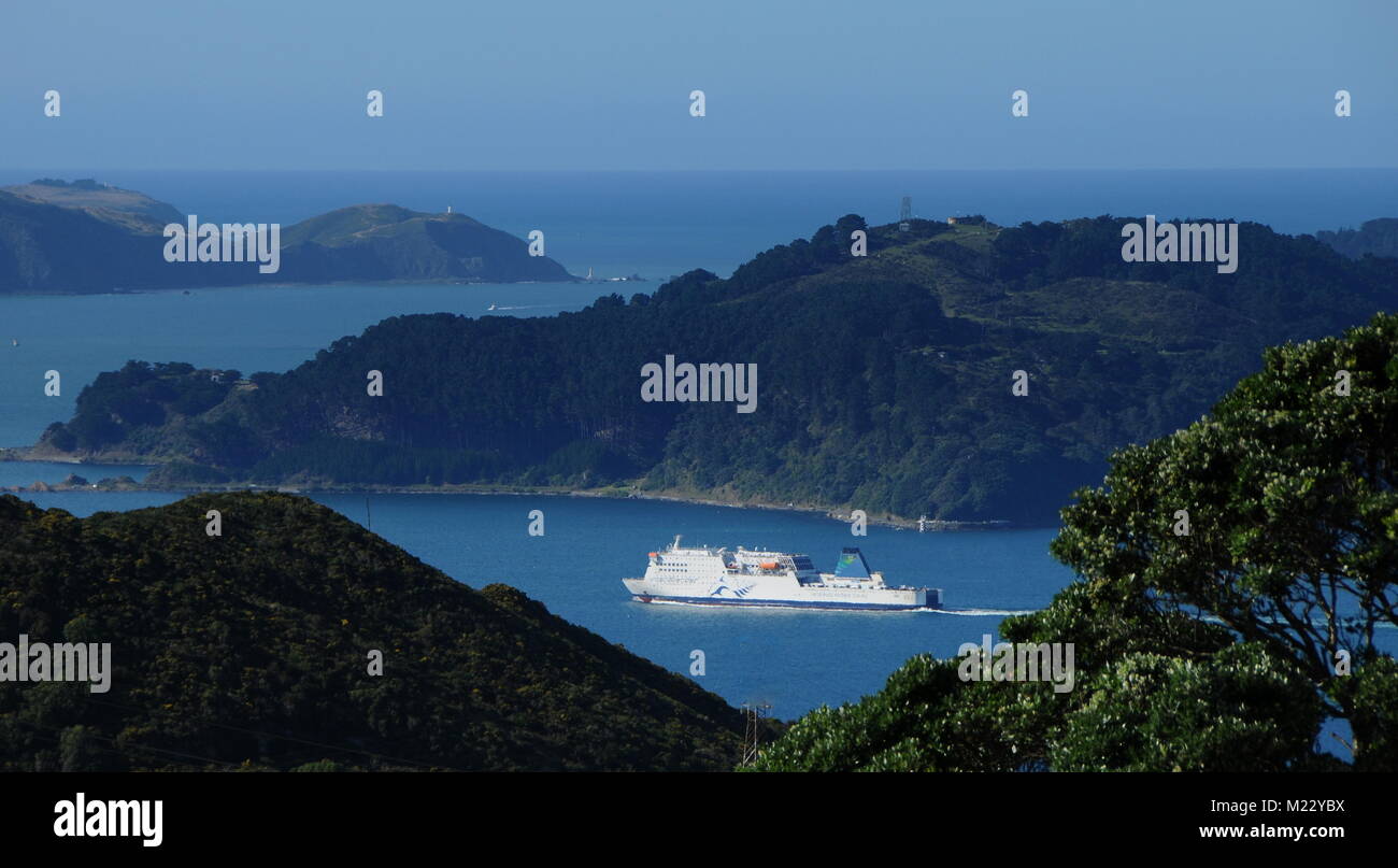 Die Interislander Fähre Wellington Aratere verlassen für die dreistündige Reise durch die Cook Strait, dann durch die Marlborough Sounds nach Picton Stockfoto