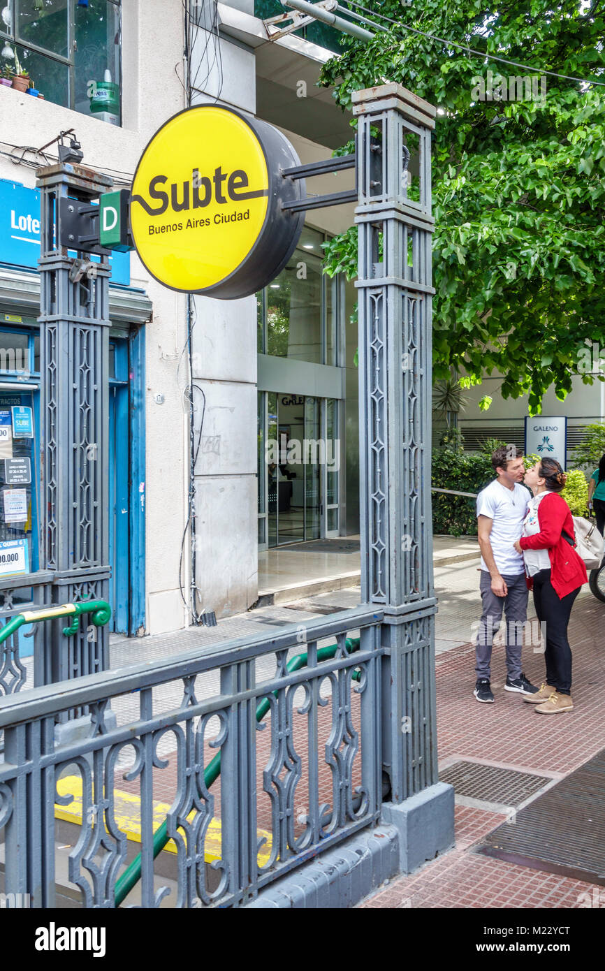 Buenos Aires Argentinien, Subte U-Bahn Linie D, oberirdischer Eingang, Mann Männer männlich, Frau weibliche Frauen, Paar, romantisch, küssen, hispanisch, argentinische Argentinierin Stockfoto Buenos Aires Argentinien, Subte U-Bahn Linie D, oberirdischer Eingang, Mann Männer männlich, Frau weibliche Frauen, Paar, romantisch, küssen, hispanisch, argentinische Argentinierin Stockfoto
