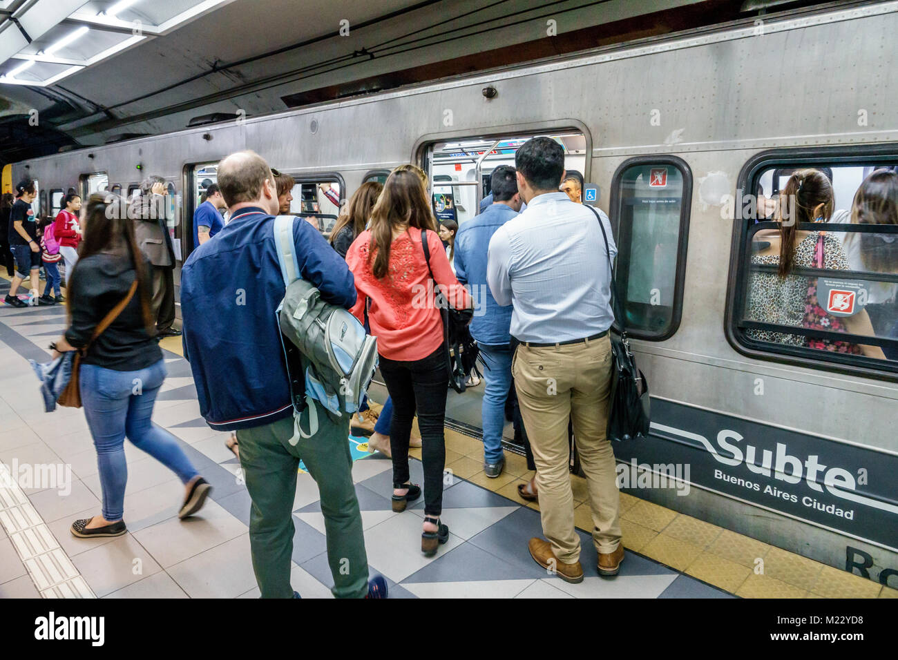 Buenos Aires Argentinien,Subte Subway Callao,Station,Bahnsteig,Zug,Boarding,Mann Männer männlich,Frau weibliche Frauen,Hispanic,Argentinisch Argentinisch Argentinisch, Stockfoto