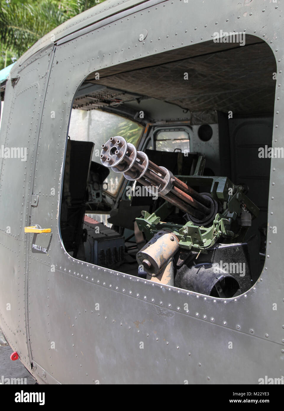 Ein Maschinengewehr auf einem amerikanischen Hubschrauber in das Kriegsmuseum in Ho Chi Minh City - Vietnam. Stockfoto