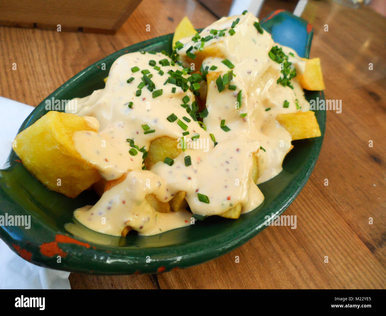Bratkartoffeln mit cremiger senfsauce -Fotos und -Bildmaterial in hoher ...