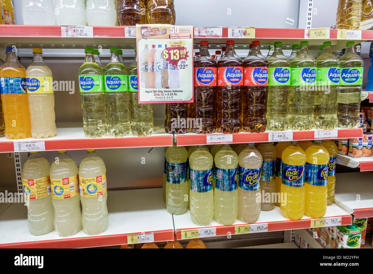 Buenos Aires Argentinien, Dia Markt, Supermarkt Lebensmittelgeschäft Lebensmittel, Soda, Obst Früchte Getränke Getränke Getränke Plastikflasche, Regal, Schild, speziell, Hispanic La Stockfoto
