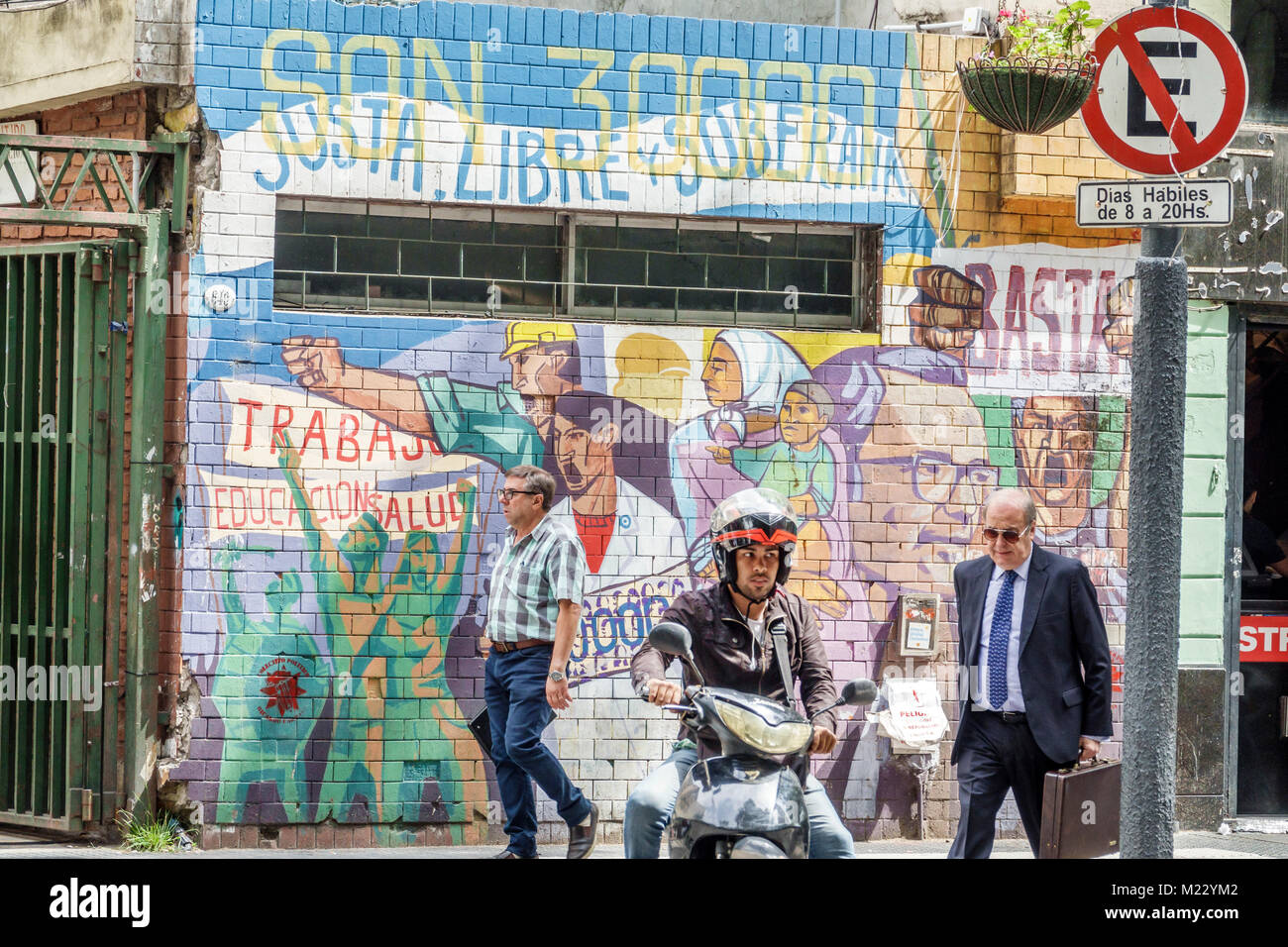 Buenos Aires Argentinien, Avenida de Mayo, Straße, Wandgemälde, Erwachsene Erwachsene Männer Männer, Motorrad Motorräder, Helm, Geschäftsmann, Fußgänger, lateinamerikanische Lati Stockfoto