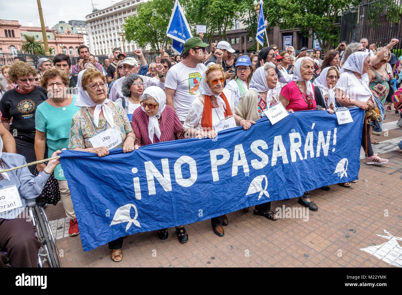 Buenos Aires Argentinien,Plaza de Mayo zentraler Platz,Mütter des Plaza de Mayo Asociacion Madres de Plaza de Mayo,wöchentlicher marschprotest,Frau weiblich Stockfoto Buenos Aires Argentinien,Plaza de Mayo zentraler Platz,Mütter des Plaza de Mayo Asociacion Madres de Plaza de Mayo,wöchentlicher marschprotest,Frau weiblich Stockfoto