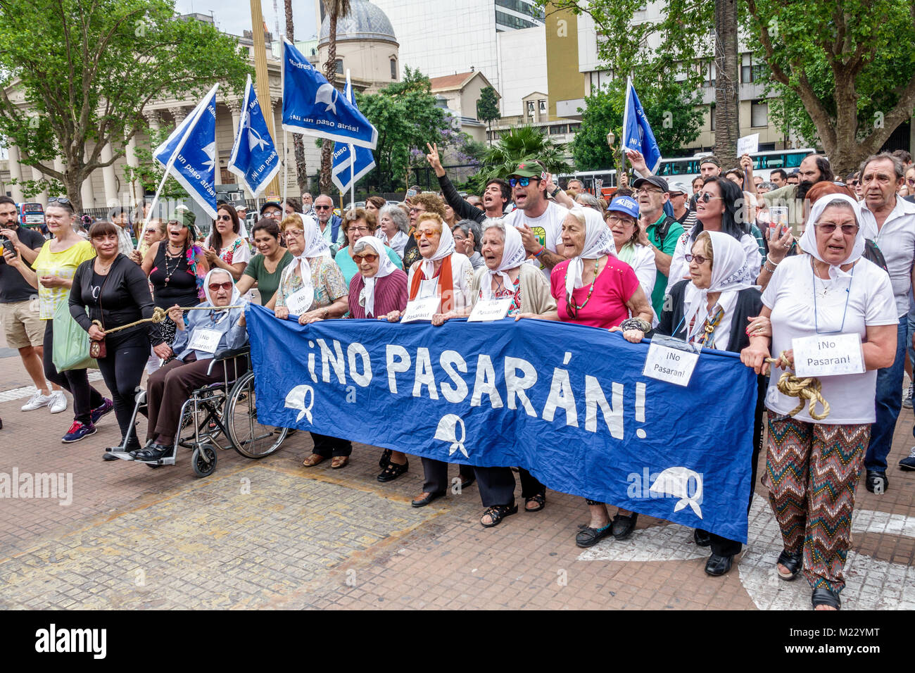 Buenos Aires Argentinien,Plaza de Mayo zentraler Platz,Mütter des Plaza de Mayo Asociacion Madres de Plaza de Mayo,wöchentlicher marschprotest,Frau weiblich Stockfoto Buenos Aires Argentinien,Plaza de Mayo zentraler Platz,Mütter des Plaza de Mayo Asociacion Madres de Plaza de Mayo,wöchentlicher marschprotest,Frau weiblich Stockfoto
