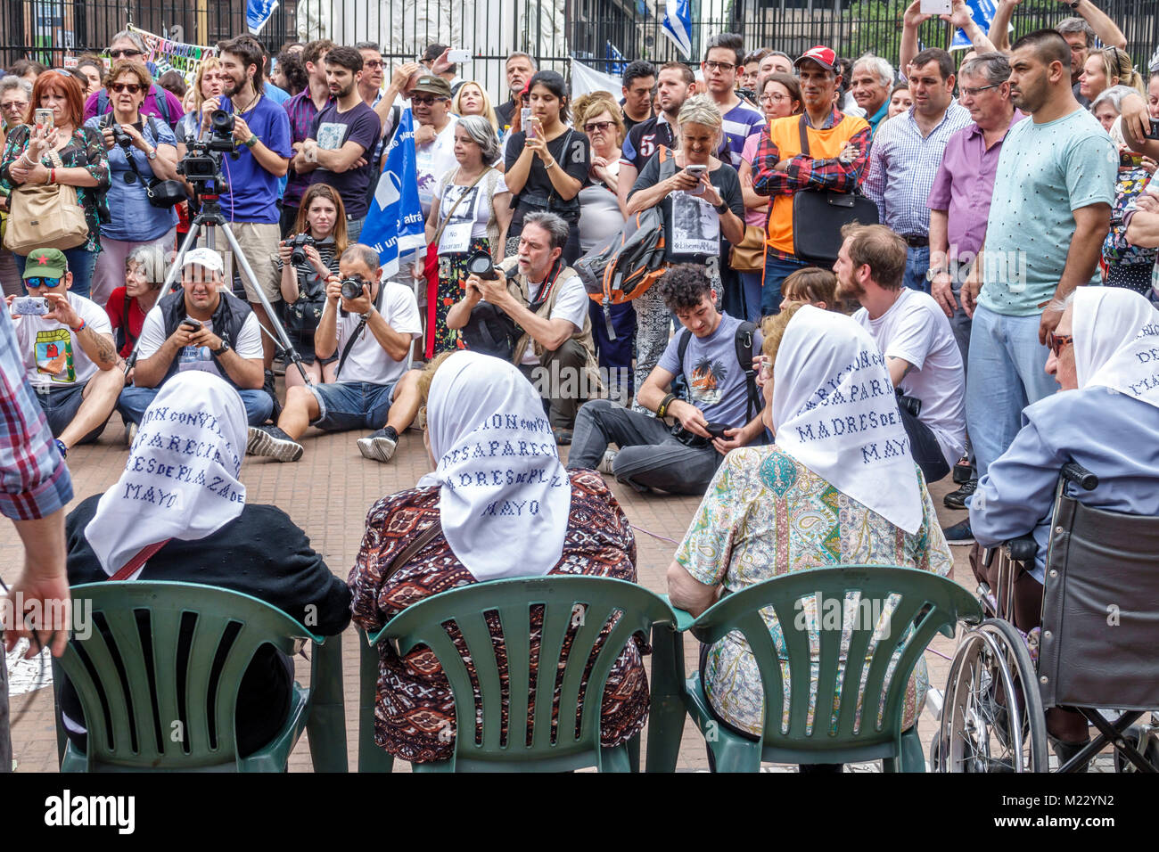 Buenos Aires Argentinien, Plaza de Mayo, Hauptplatz, Mütter des Plaza de Mayo Asociacion Madres de Plaza de Mayo, wöchentlicher protestmarsch im märz, Pressebekenner Stockfoto