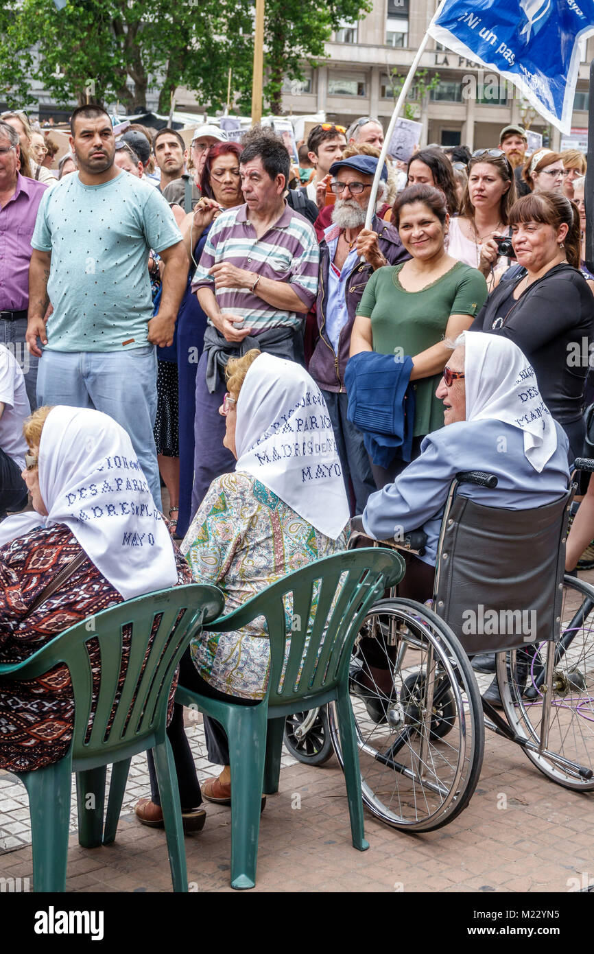 Buenos Aires Argentinien, Plaza de Mayo, Hauptplatz, Mütter des Plaza de Mayo Asociacion Madres de Plaza de Mayo, wöchentlicher protestmarsch im märz, Pressebekenner Stockfoto