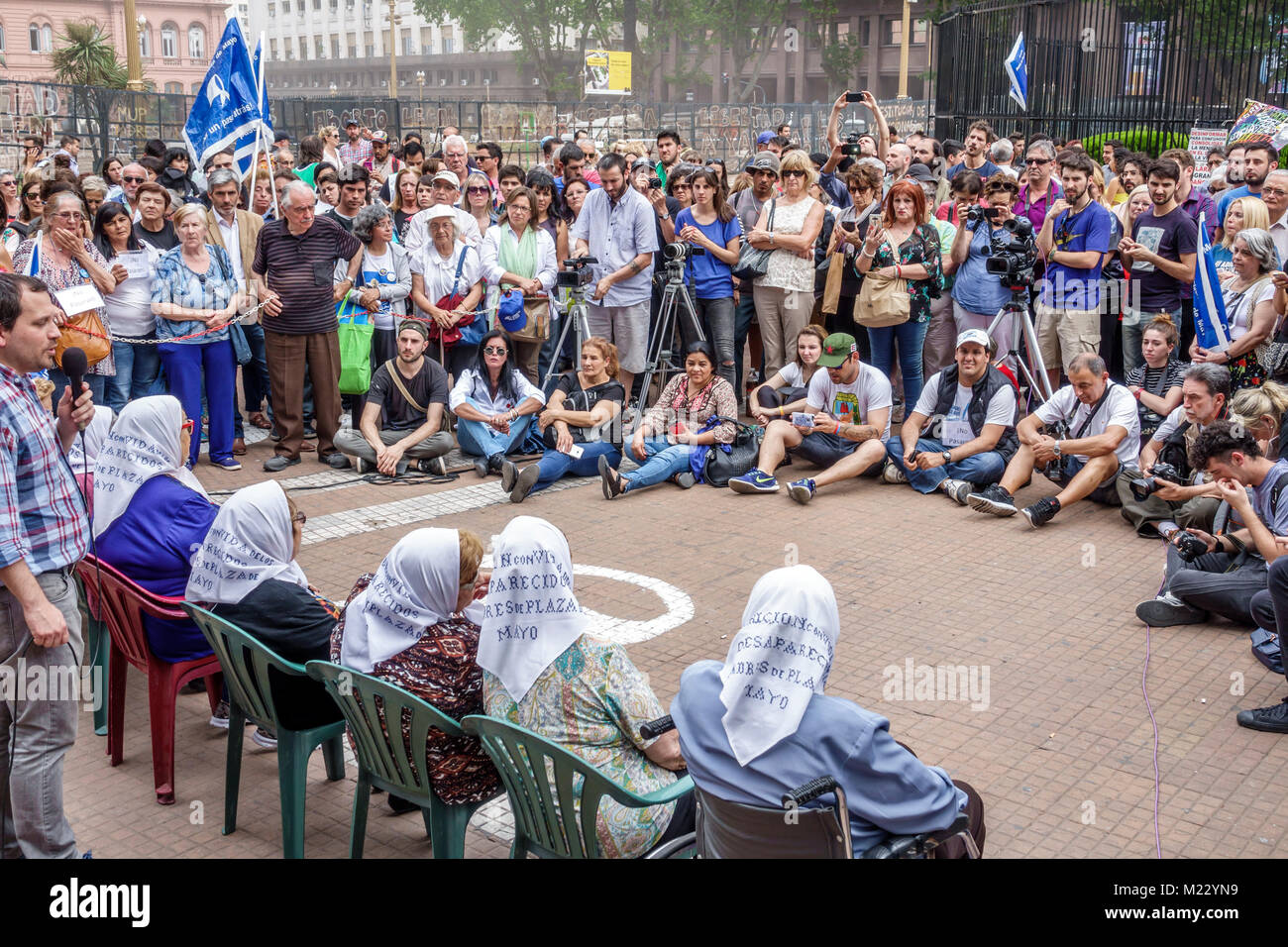 Buenos Aires Argentinien, Plaza de Mayo, Hauptplatz, Mütter des Plaza de Mayo Asociacion Madres de Plaza de Mayo, wöchentlicher protestmarsch im märz, Pressebekenner Stockfoto