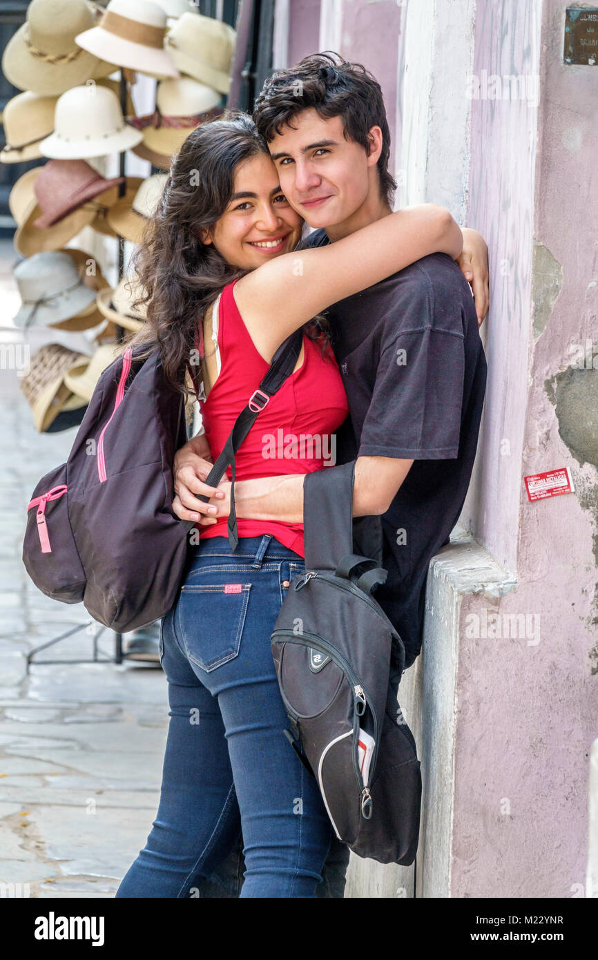 Buenos Aires Argentinien,Plaza Dorrego,Erwachsene Erwachsene Mann Männer männlich,Frau Frauen weibliche Dame,junger Erwachsener,Paar,umarmt,lächelnd,lateinamerikanisches Latino ethn Stockfoto
