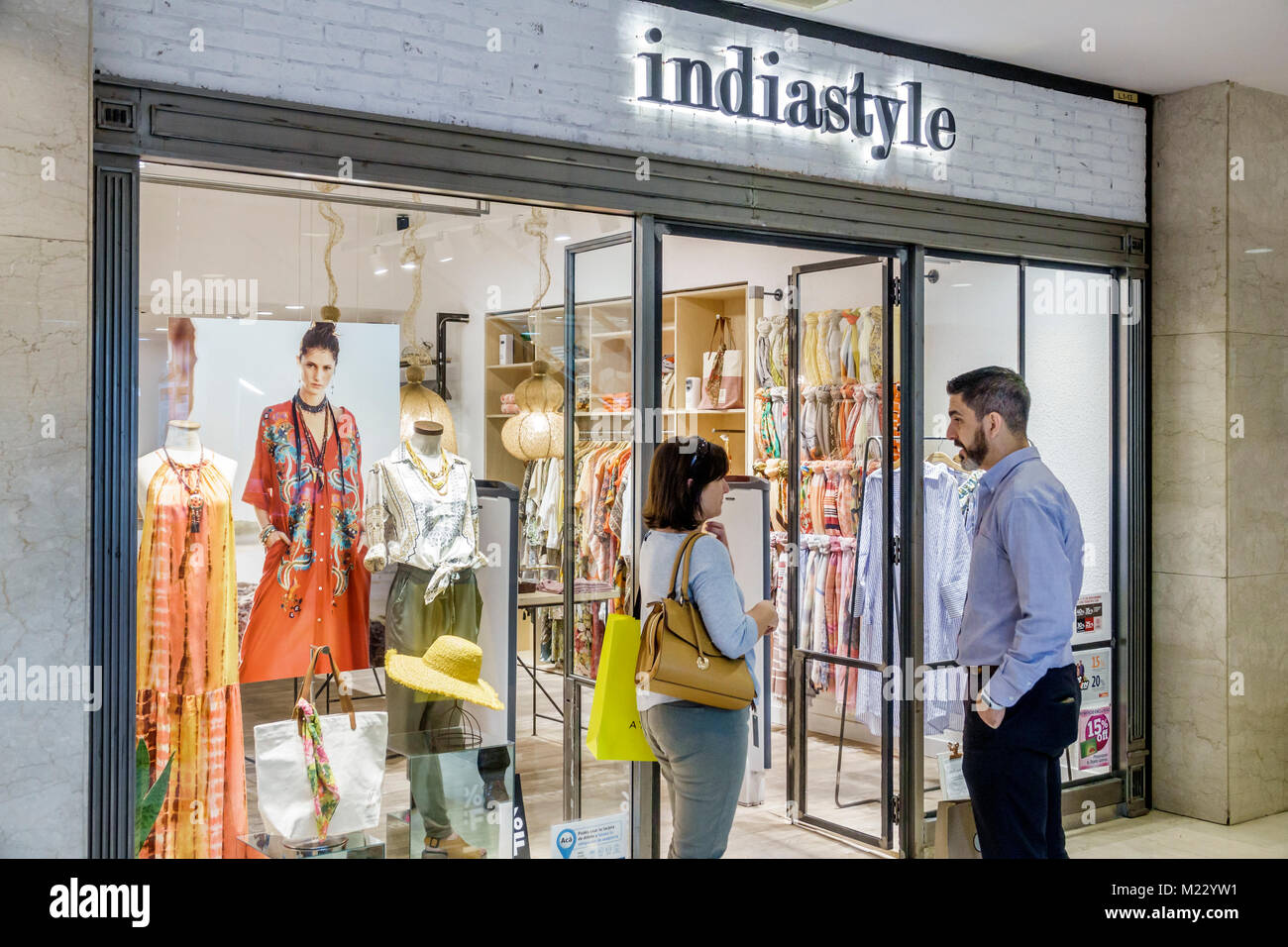 Buenos Aires Argentinien, Gallerias Pacifico Mall, Geschäft, Indiastyle, Eingang, Damenbekleidung, Boutique, trendige globale Mode, Hispanic, Mann Männer, Frau f Stockfoto