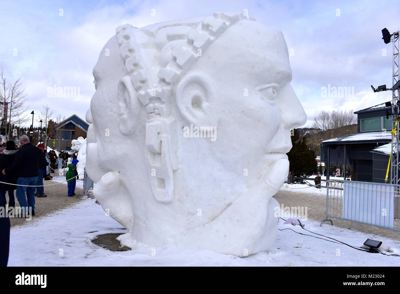 Breckenridge, Colorado, USA: Jan 28, 2018: Die 'Frau' ... und der Mann Seite Schnee Skulptur Meisterschaft 2018 Stockfoto