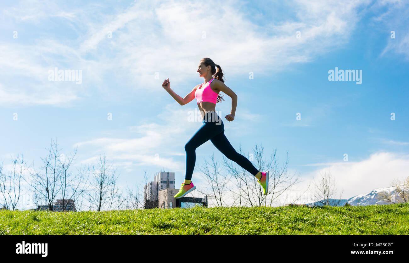 Damen Sport laufen auf Hügel für fitness Stockfoto