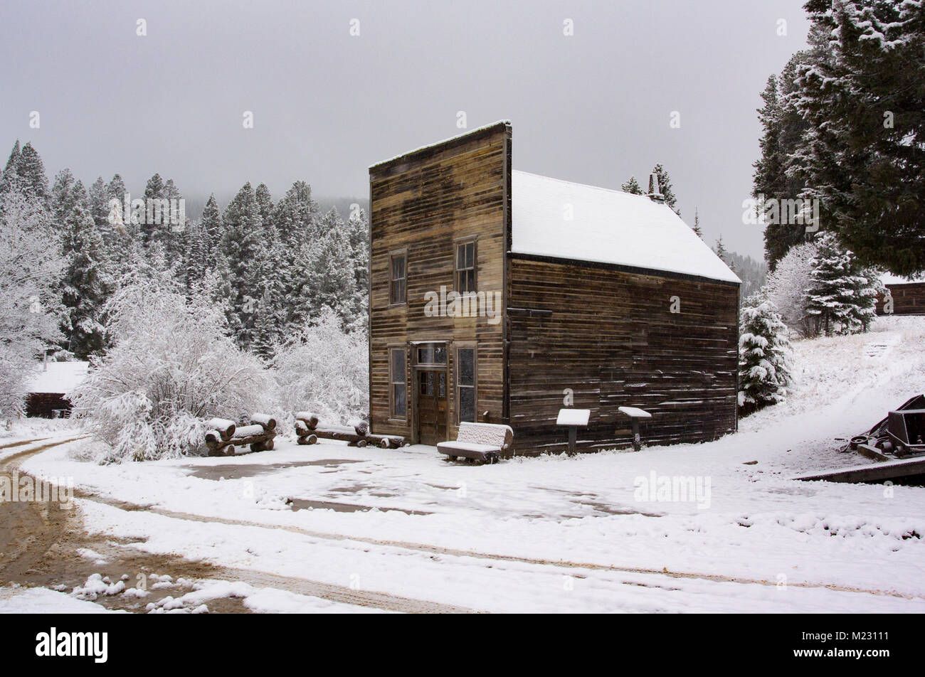 Granat Geisterstadt im Schnee, auf Bear Gulch, nordwestlich von Drummond, in Granit County im US-Bundesstaat Montana. Die Gruben in der Umgebung extrahiert werden in erster Linie Gold. Stockfoto