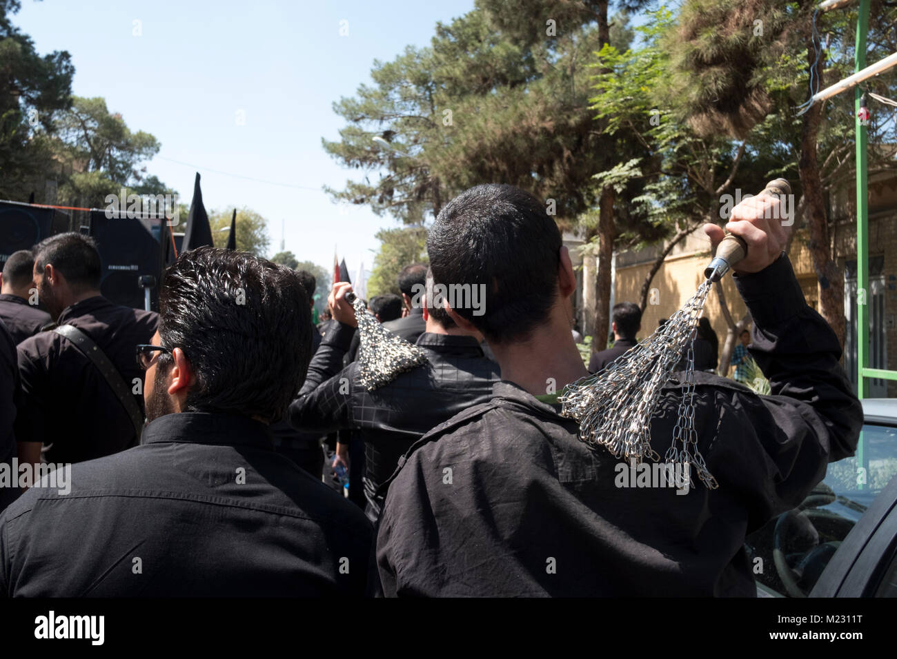 Schiitischen Anbeter Peitsche sich während eines religiösen Festes Kennzeichnung Ashura in Kashan, Iran Stockfoto