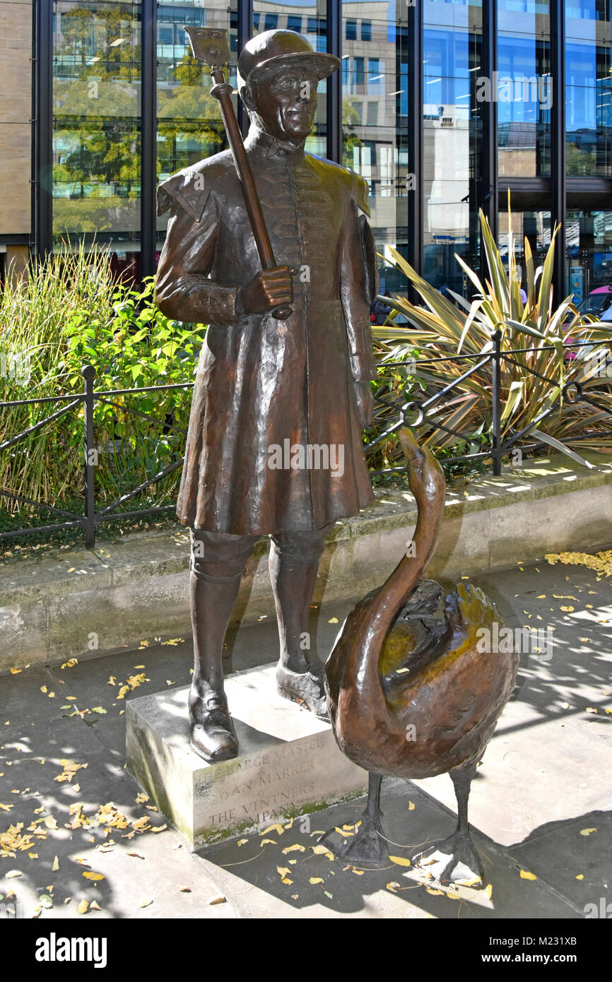 Bronzestatue von Vivien Mallock eines Bargemaster der Winzer mit Swan Swan gedenken scheinbar Upping aus Platz in London Großbritannien Stockfoto