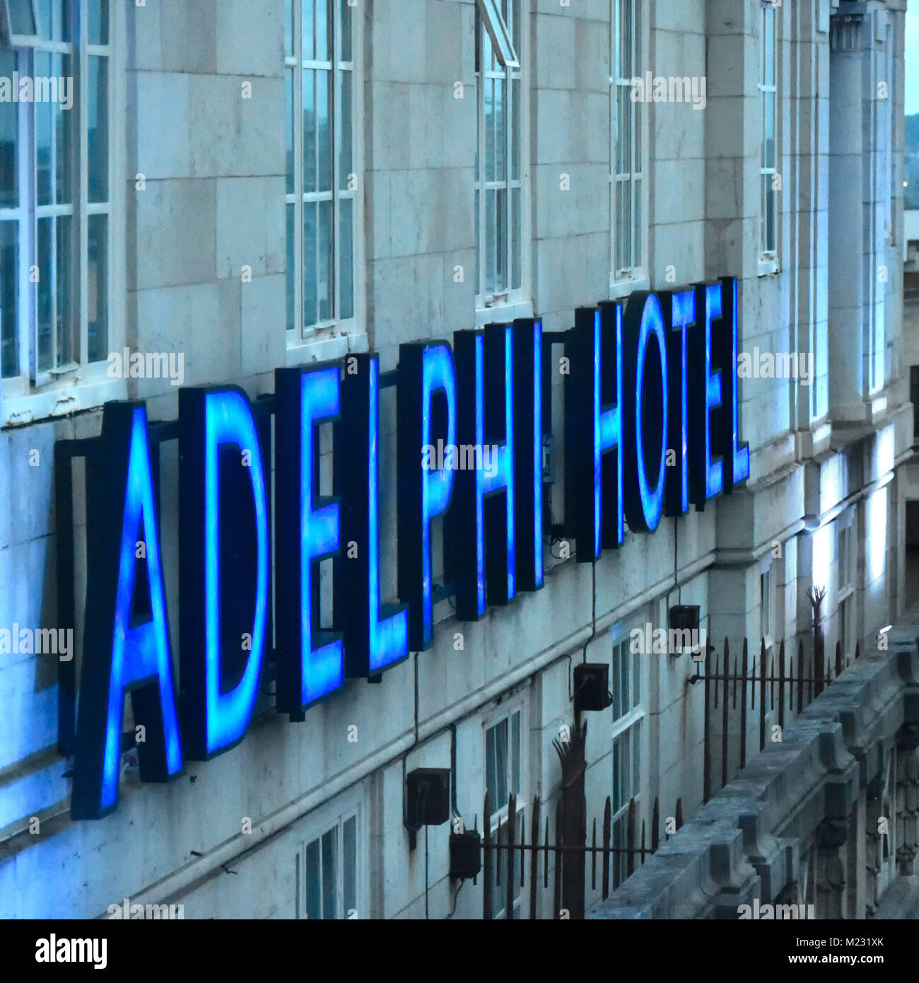 Blaue Leuchtreklame für Britannia Adelphi Hotel auf externen Hotel Wall knapp unter dem Dach in Innenstadtlage in Liverpool Merseyside England VEREINIGTES KÖNIGREICH Stockfoto