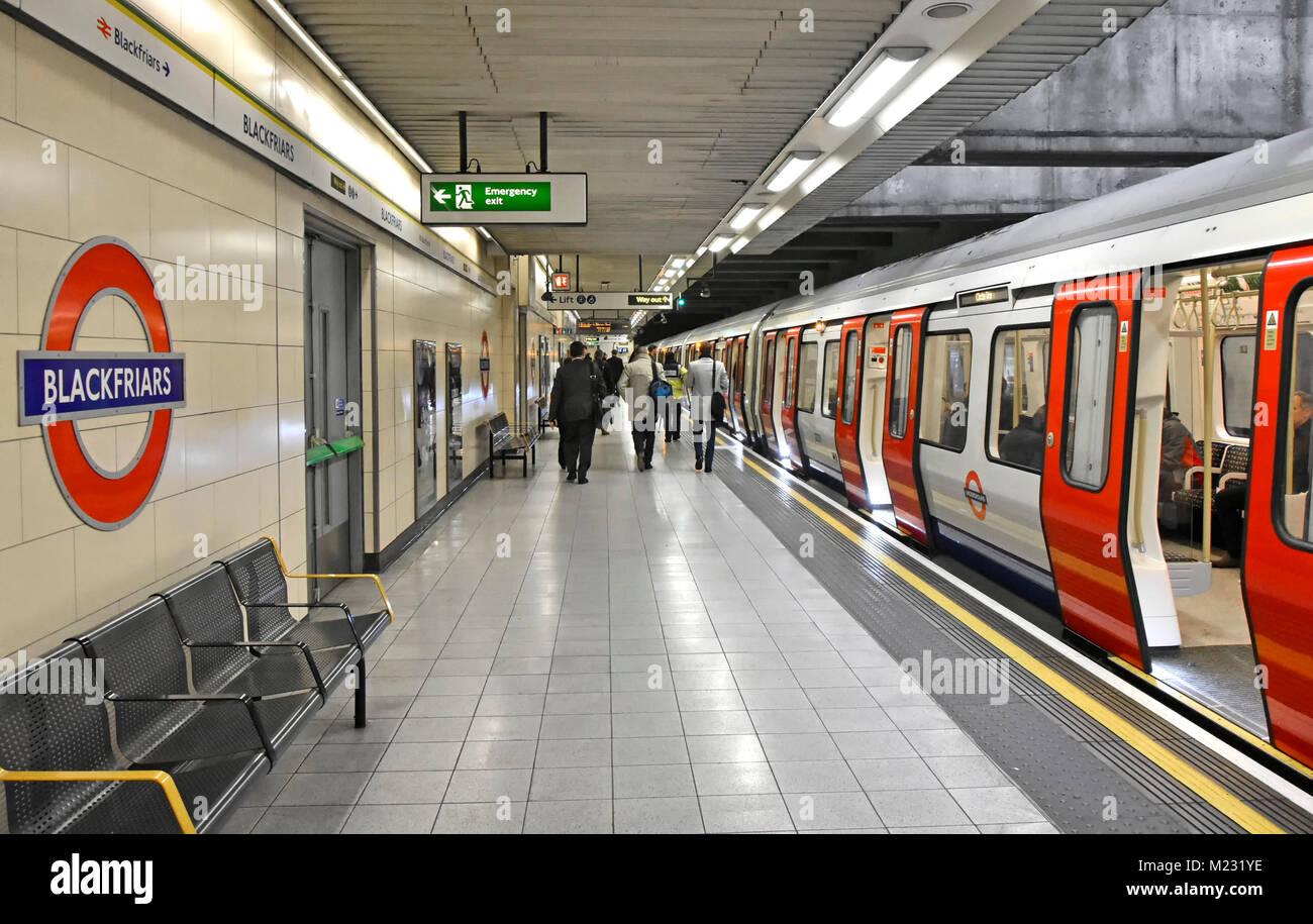 Die Londoner U-Bahn Station Blackfriars Plattform Schritt frei zug Zugang für Rollstuhl Behinderung Rückansicht der Passagiere auf District & Circle Line UK Stockfoto