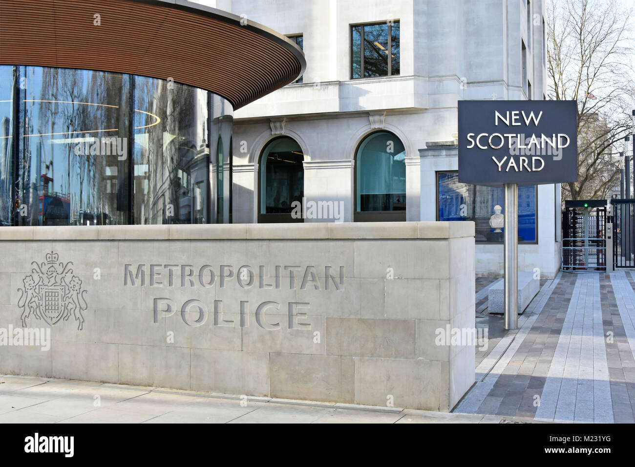 Die Metropolitan Police sign & Wappen eingraviert auf Stein mauer bei New Scotland Yard revolvierenden Zeichen außerhalb verlegt HQ Victoria Embankment London UK Stockfoto