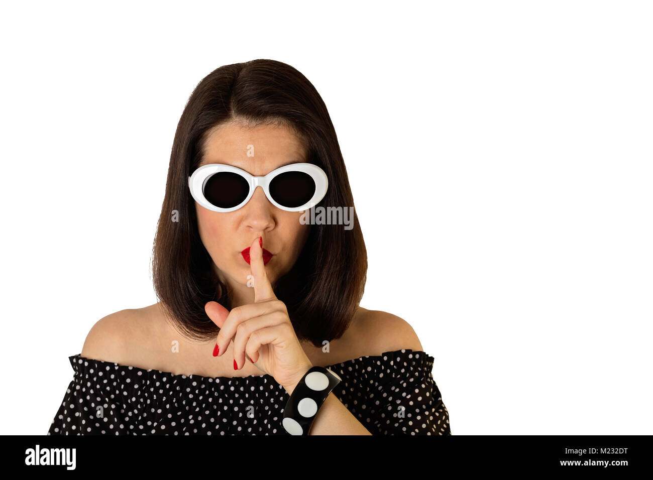 Frau in schwarzem und weißem Kleid mit Polka Dots und weißen Nagellack mit  roten Lippenstift und Nagellack. Isolierte Hintergrund Stockfotografie -  Alamy