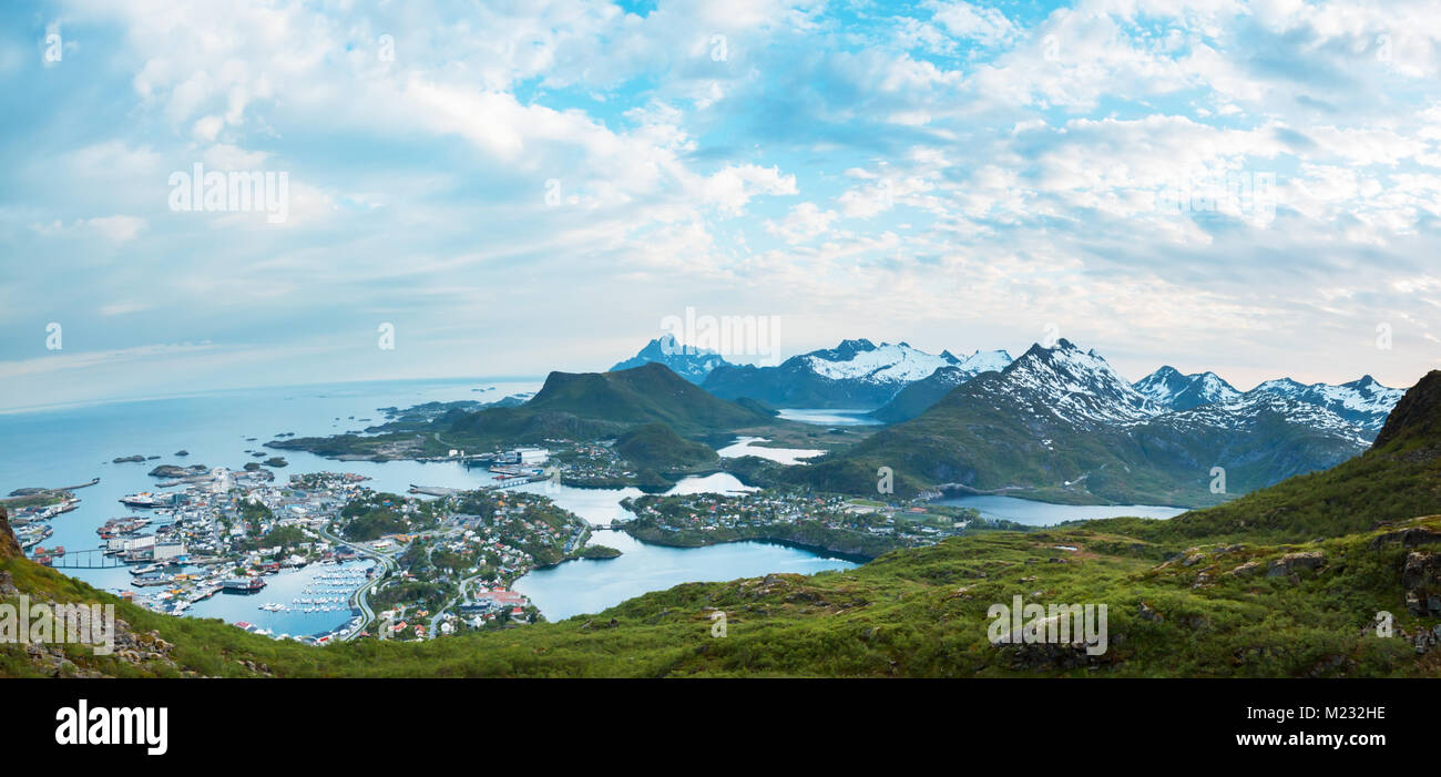 Sonnenuntergang Antenne Panoramablick auf Svolvaer Lofoten Stockfoto