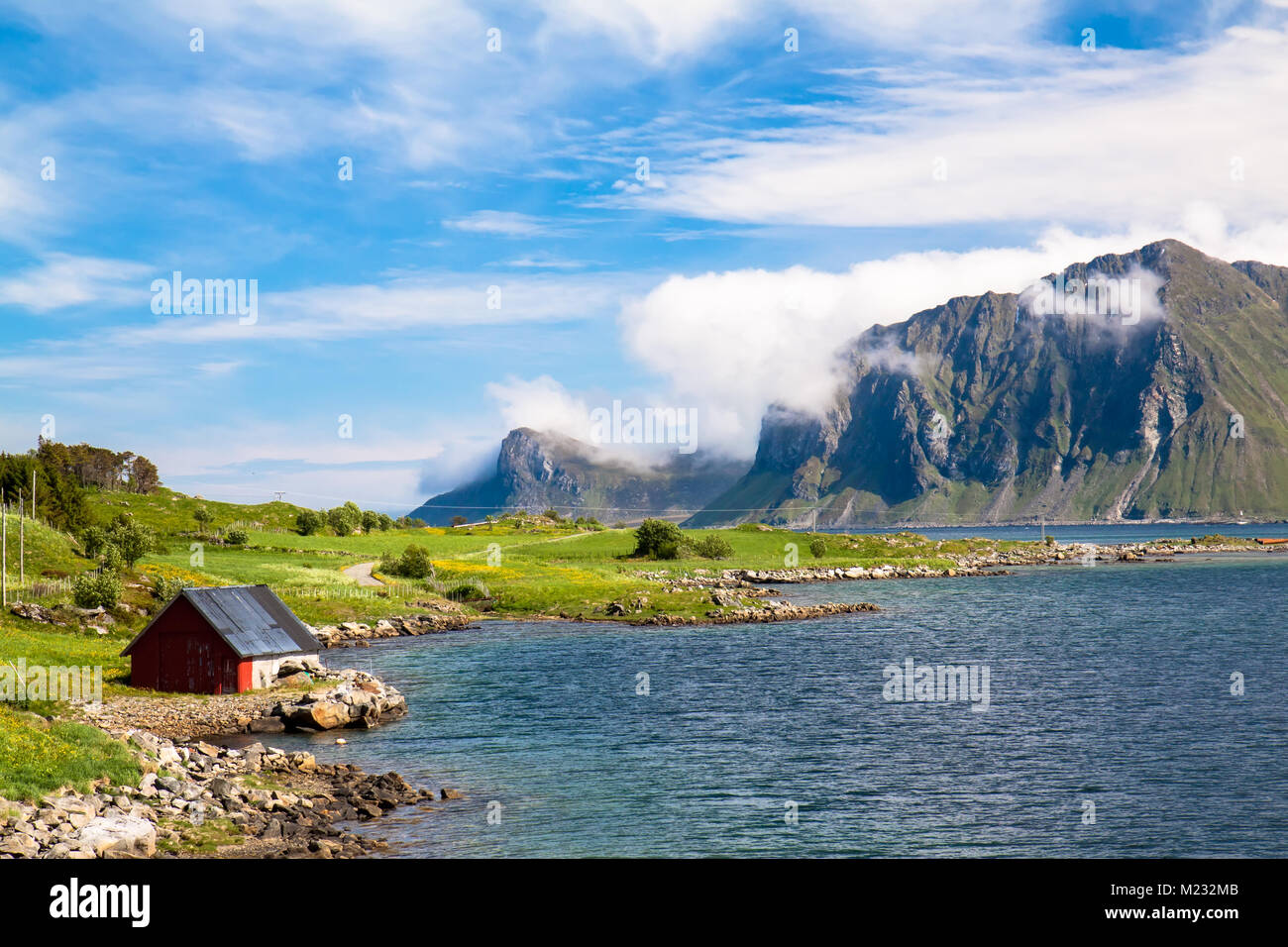 Malerische fjord Lofoten typischen Fischerhütte Stockfoto