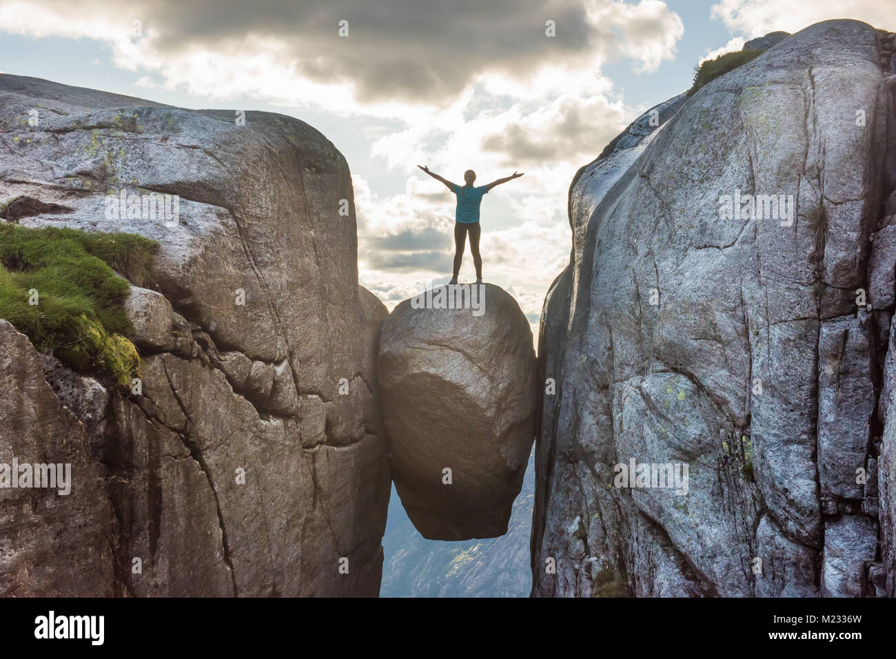 Frau auf kjeragbolten Reisen in Norwegen Stockfoto