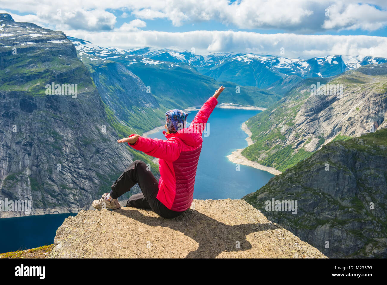 Sportliche Frau posiert auf Trolltunga Norwegen Stockfoto