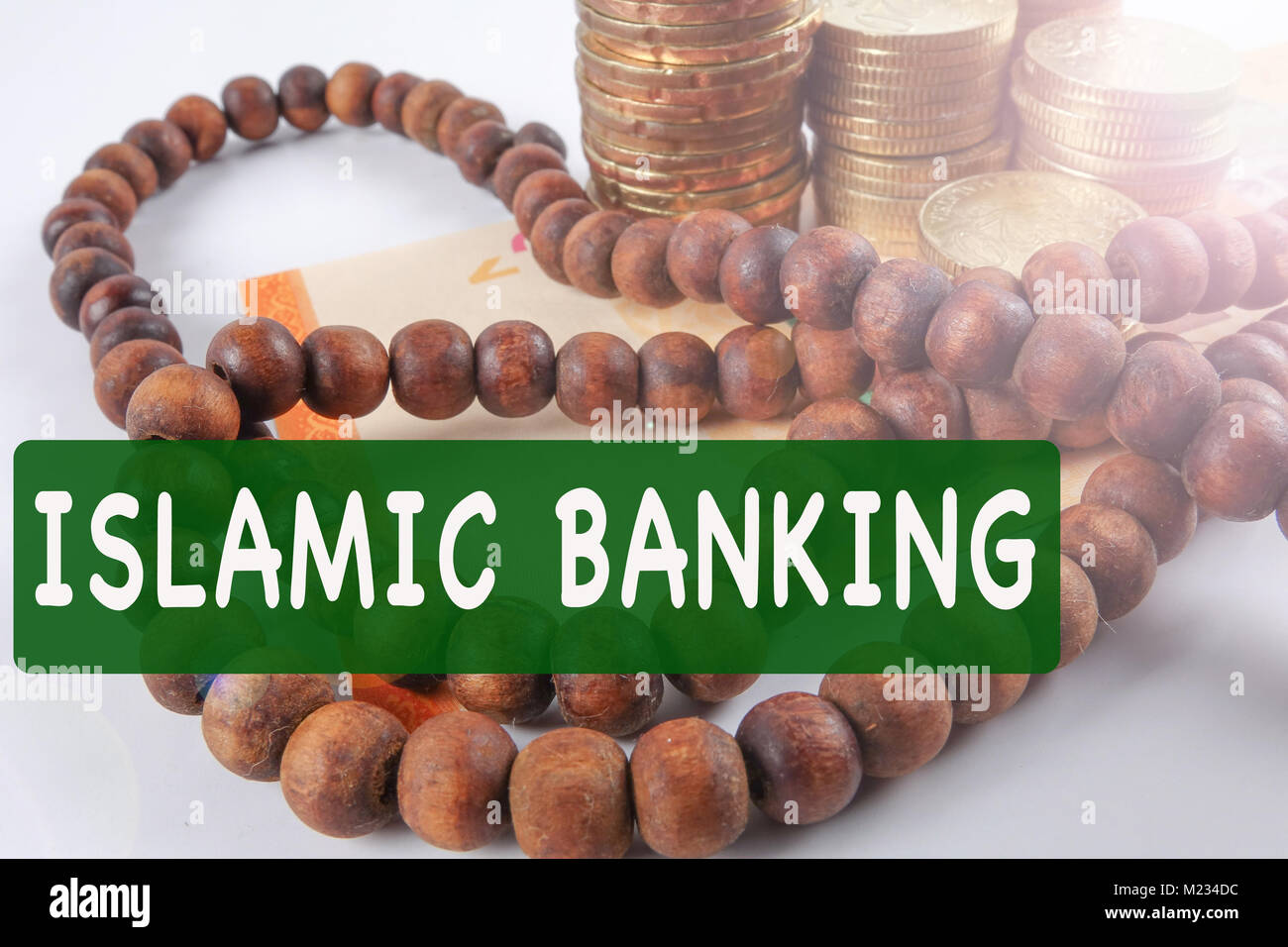 Rosenkranz und Münzen. Islamic Banking/Finance Konzept. Stockfoto