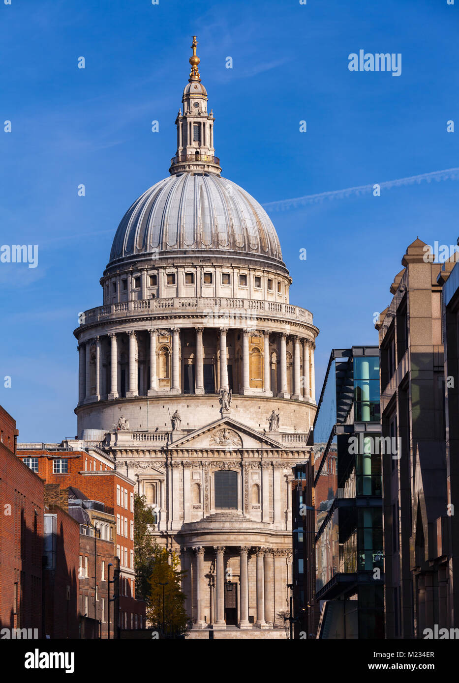 Londoner Stadtbild mit St Paul's Kathedrale, eines der berühmtesten und bekanntesten Sehenswürdigkeiten von London Stockfoto