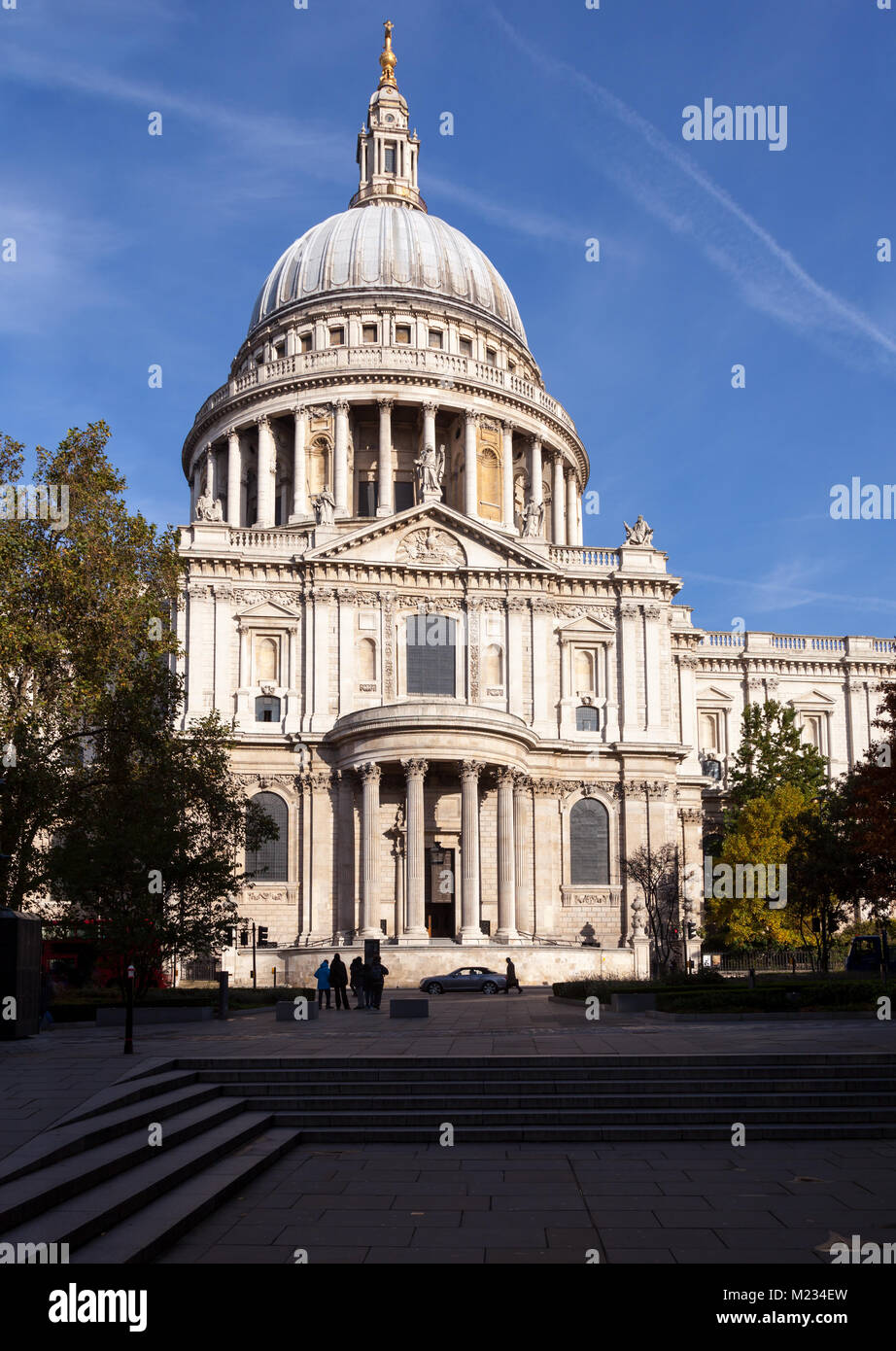 Londoner Stadtbild mit St Paul's Kathedrale, eines der berühmtesten und bekanntesten Sehenswürdigkeiten von London Stockfoto