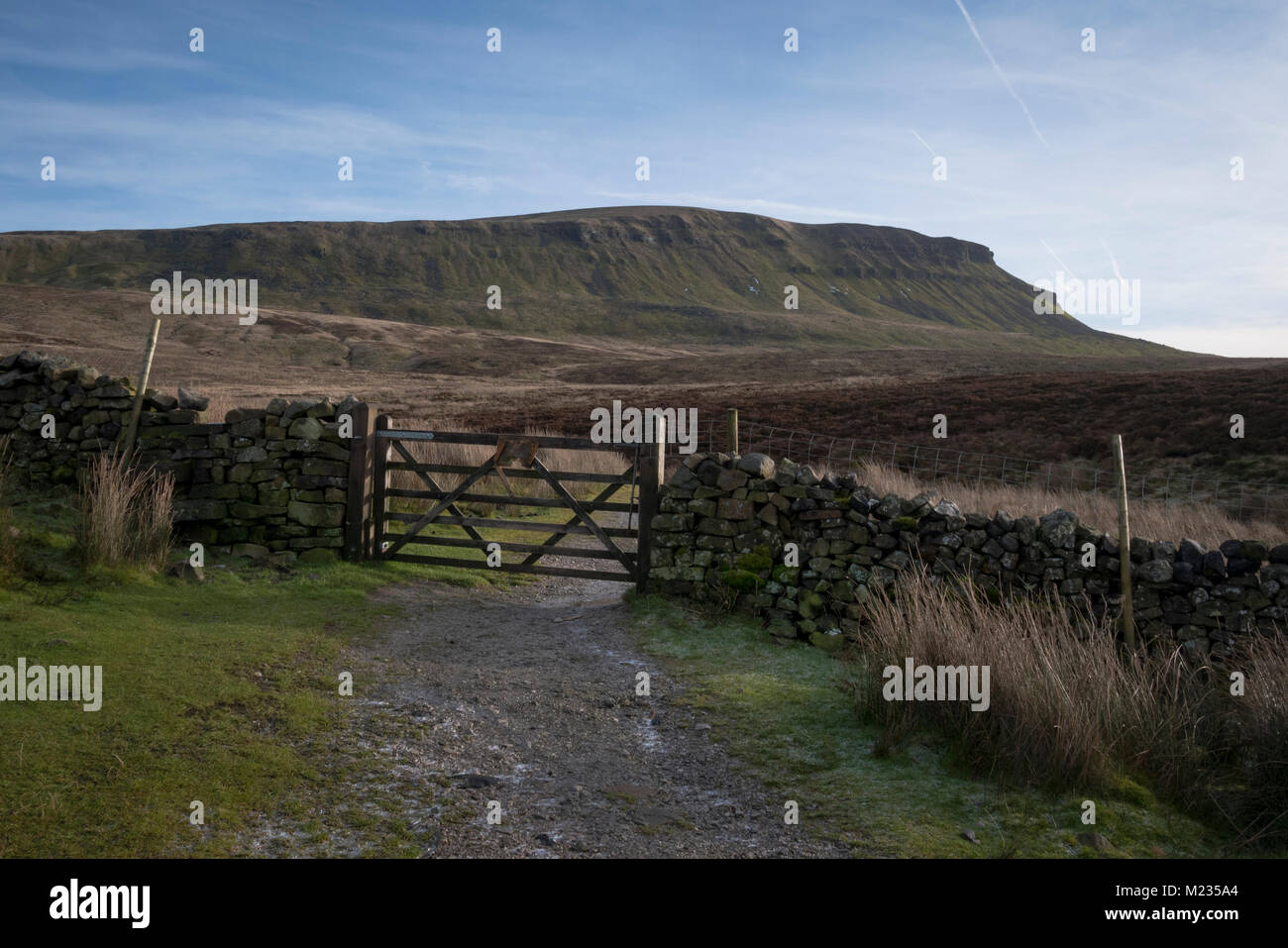 Tor auf der Pennine Way Strecke bis hin zu Pen-y-Gent im Winter. Stockfoto