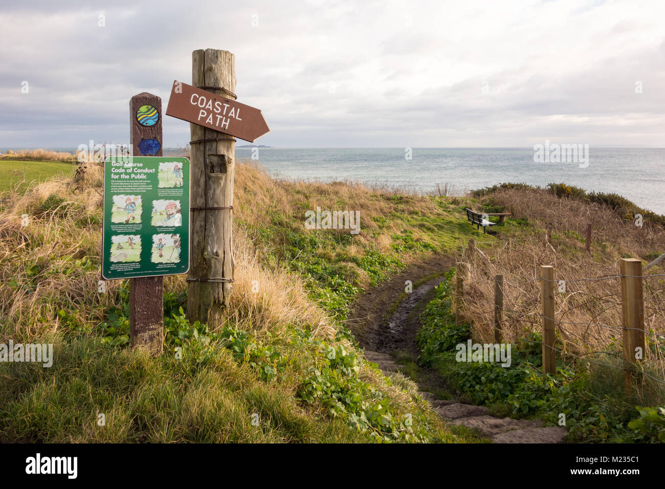 Fife Coastal Path Zeichen in der Nähe von Anstruther und Golfplatz Verhaltenskodex für den öffentlichen Zeichen Stockfoto