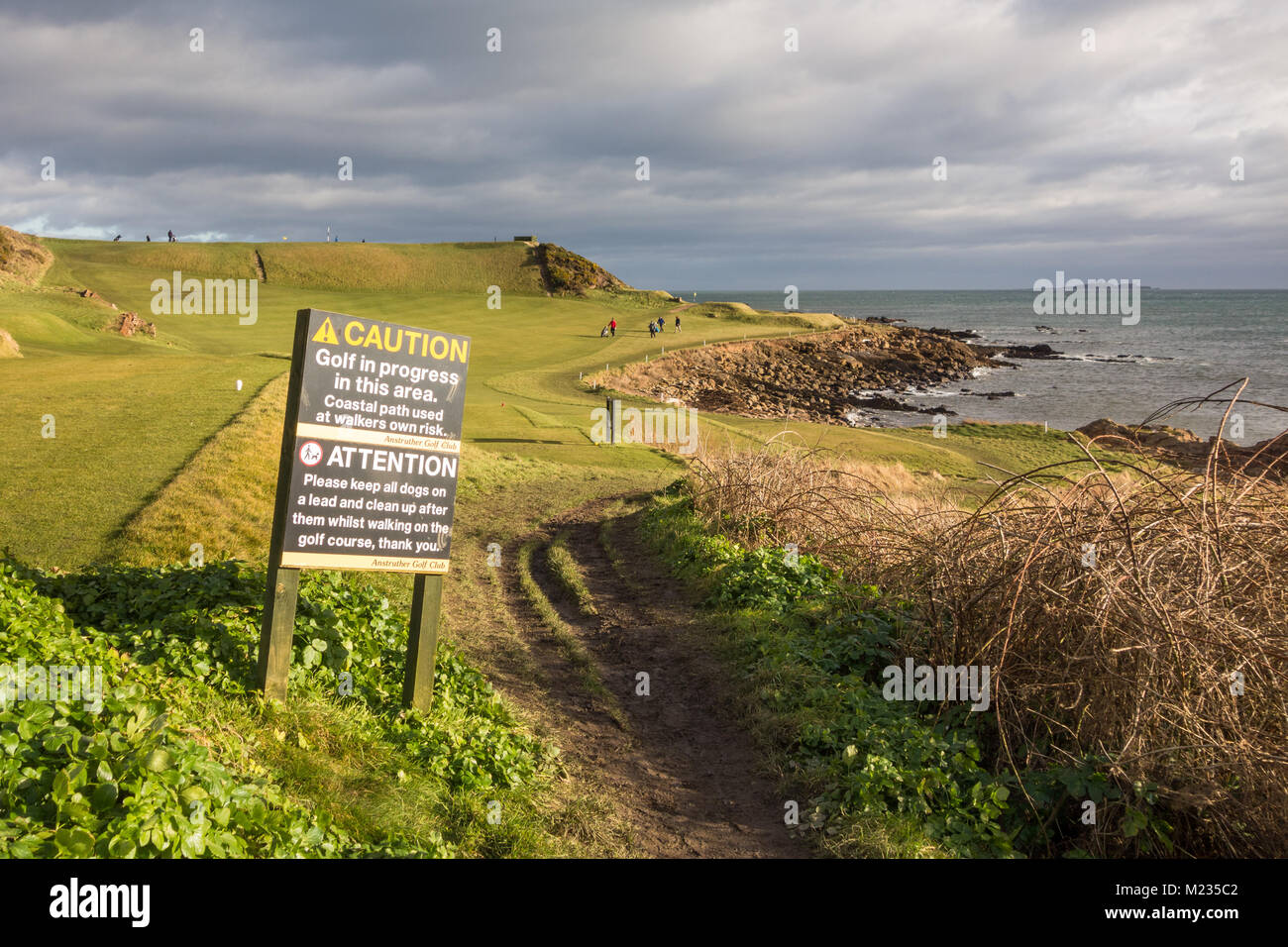 Fife coastal path Warnzeichen als durchläuft Anstruther Golf Club Course, Schottland, Großbritannien Stockfoto