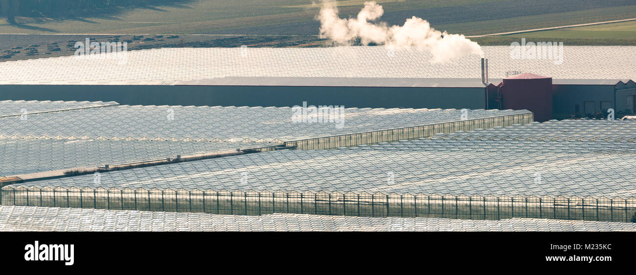 Luftaufnahme eines großen landwirtschaftlichen Treibhausgasemissionen in Verbindung. Stockfoto