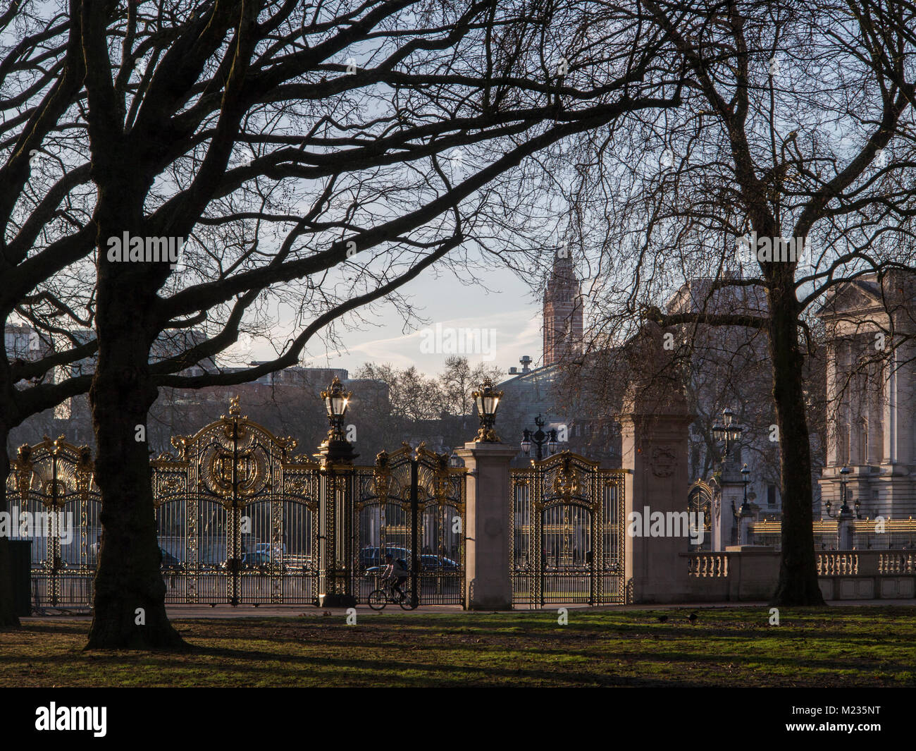 Spaziergang durch den Green Park in den frühen Morgen mit der Buckingham Palast im Hintergrund zu arbeiten Stockfoto