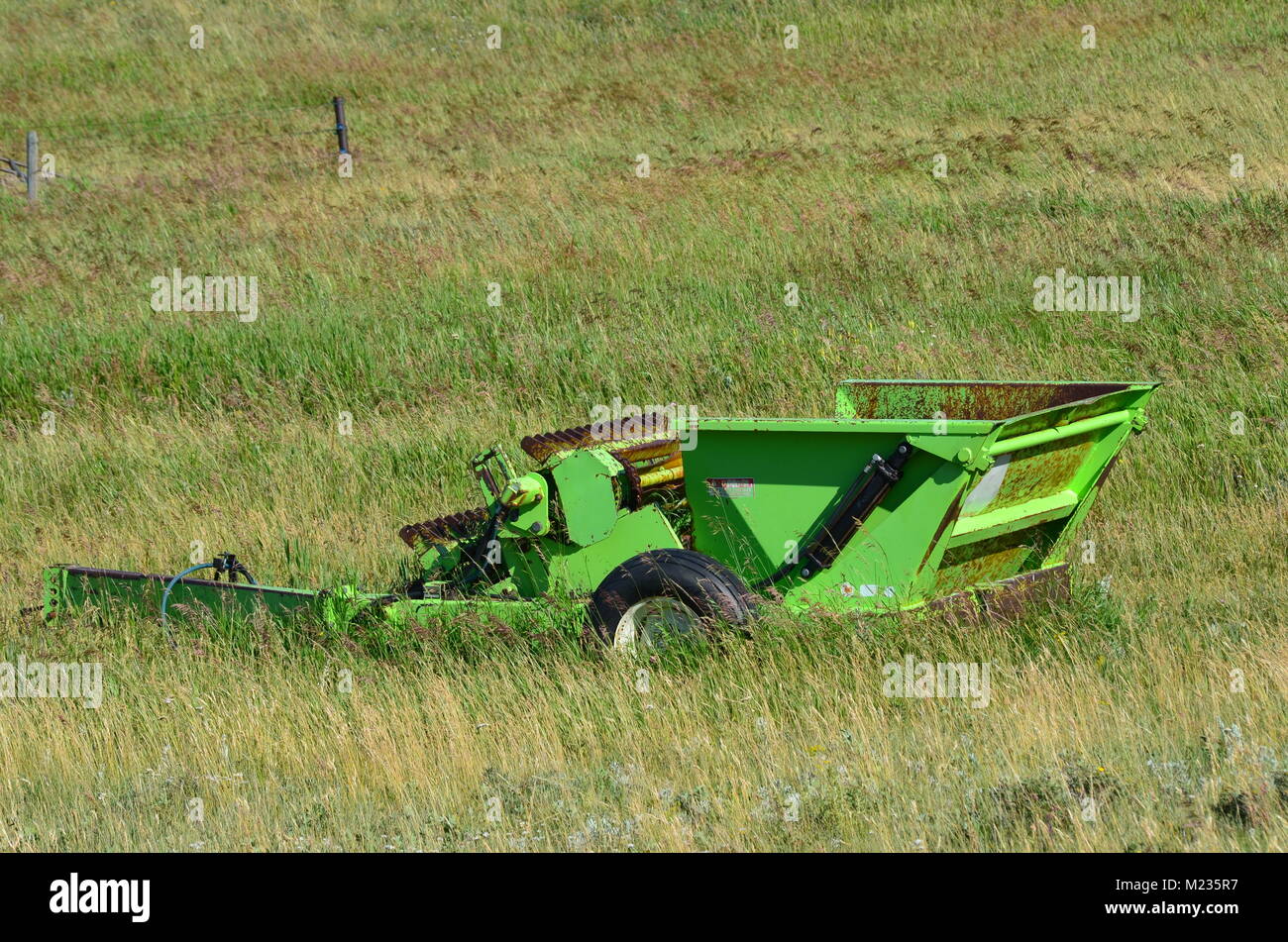 Alten, verlassenen Farm Equipment sitzt in einem Bauern Feld Rost entfernt Stockfoto