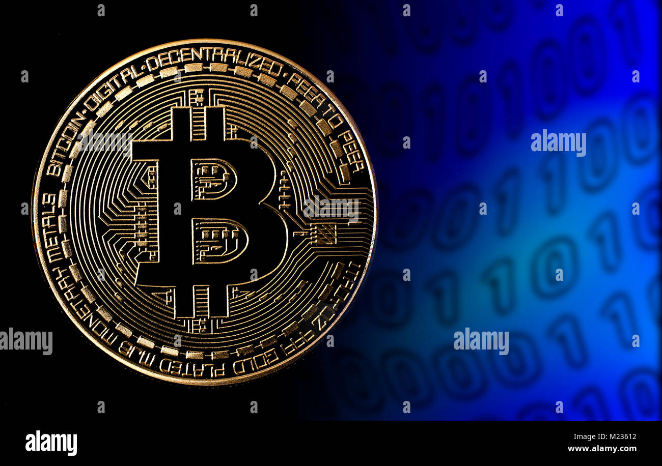 Bitcoin auf schwarzem Hintergrund und Binärcode Stockfoto