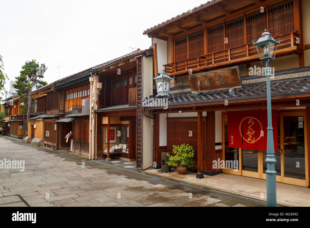 Nishi Chaya Bezirk Straßen, einem traditionellen japanischen Stil Viertel mit Holzhäusern in Kanazawa, Japan Stockfoto