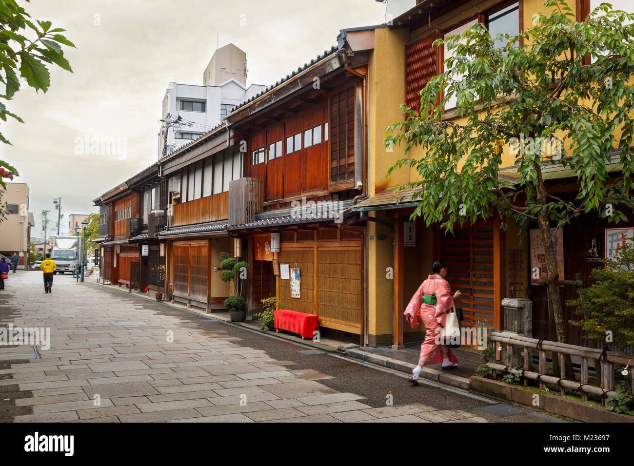 Nishi Chaya Bezirk Straßen, einem traditionellen japanischen Stil Bezirk mit einer Frau im Kimono gekleidet in ein Gehäuse Stockfoto
