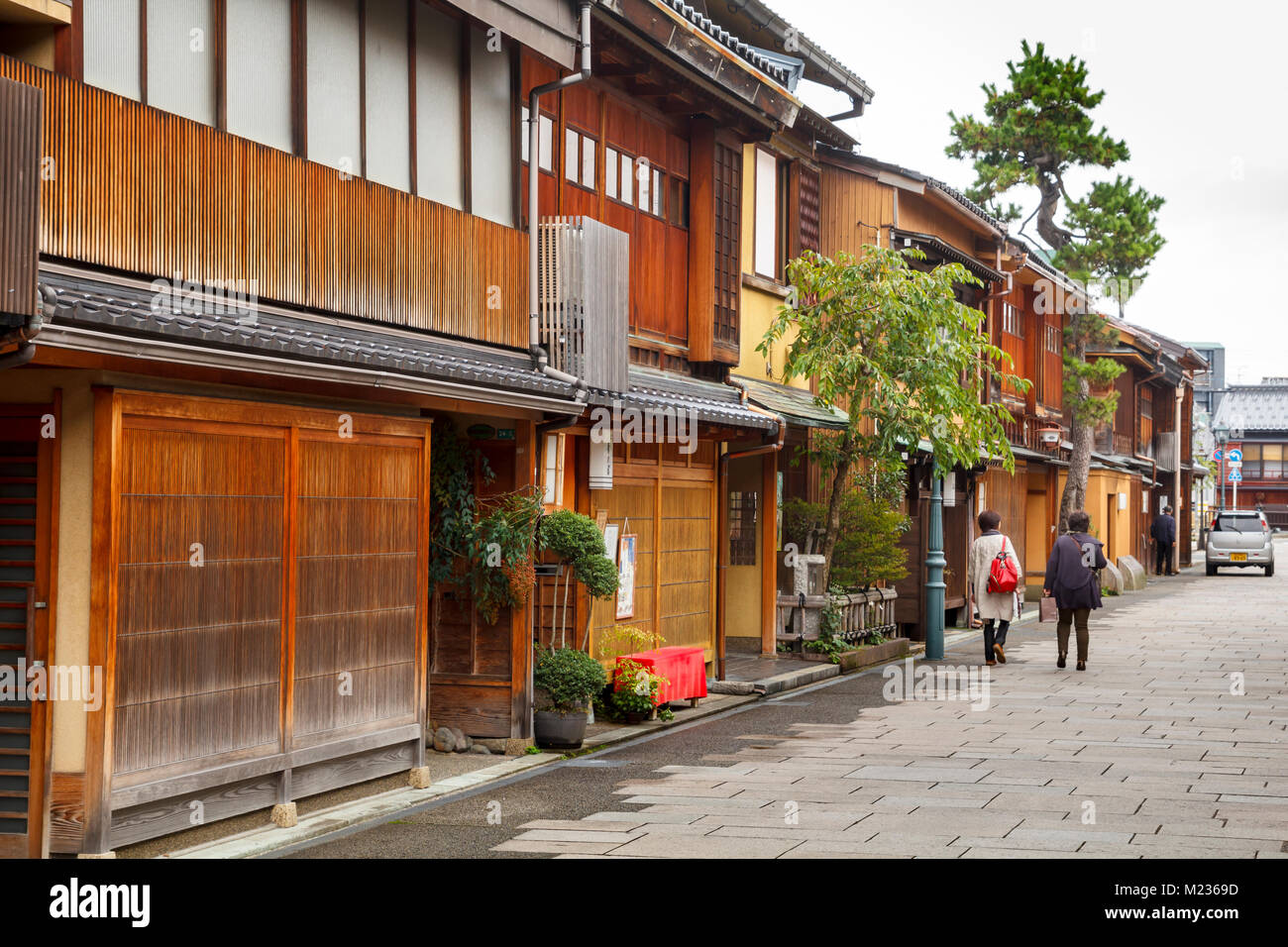 Nishi Chaya Bezirk Straßen, einem traditionellen japanischen Stil Viertel mit Holzhäusern in Kanazawa, Japan Stockfoto
