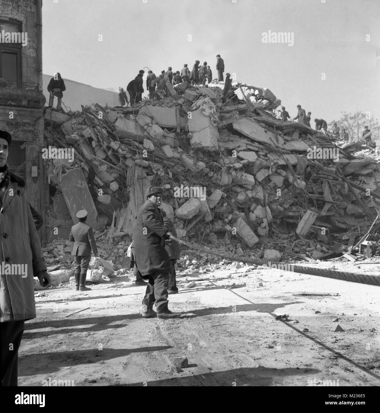 Rettungsaktion nach dem tödlichen Erdbeben im März 1977 in Bukarest, Rumänien Stockfoto